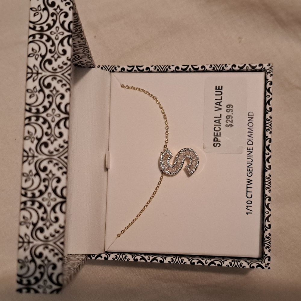 Gorgeous "S" NECKLACE